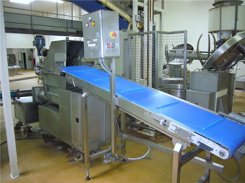 Vente aux enchères d'une extrudeuse matière gras - matériels machines vente aux enchères d'une extrudeuse matière grasse  fritsch  type fettpumpe (3000 t/min,  7.5kw,  3x380v,  43.8a) avec convoyeur à taquet 55x250cm.