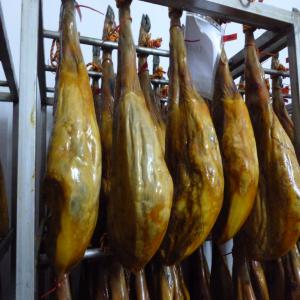 JAMBON BELLOTA AU MEILLEUR PRIX - viandes et oeufs meilluer jambon du monde,  bellota pata negra iberique,  de la vallée de los pedroches, ns sommes éleveurs producteurs affineurs,  artisanal,  depuis les années 70.--notre position de a à z de toute la production,  fait que nous avons des prix intéressants et raisonnable