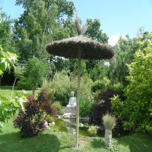 Clôtures et parasols en bruyères naturelles - matiere vegetale nous vendons des parasols en bruyère de 2.00m et 2.40m de diamètre,  assemblé à la main avec du fil de fer galvanisé ainsi que des rouleaux en bruyère de 0.80m,  a 2.00m avec une épaisseur de 4-5cm.