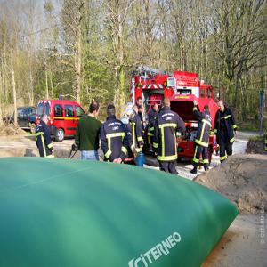 Citerne souple pour la réserve incendie - matériels machines nos réservoirs incendie sont facilement installables - une citerne souple de 120 m3 avec une vanne guillotine peut etre mise en place en seulement 30 minutes par deux personnes sur une surface plane et propre. une fois installée,  elle est prete à etre remplie pour une utilisatio