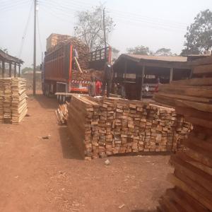 Fourniture de planche de bonne qualité - bois charbon fibre nous pouvons vous fournir des planches en bois ghanaen de très bonne qualité au burkina,  au niger et au mali. merci de nous contacter pour plus de détails. 