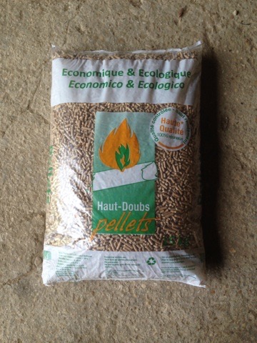 Pellet de  bois - energie renouvelable vente de pellet de bois pour poele à granulés.--notre pellet est fabriqué en france,  100% résineux.--il possède la certification din plus.----notre granulé est conditionné en sac plastique de 15kg.--une palette contient 70 sacs.----prix au dép&