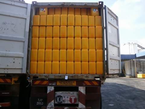 Huile végétale  disponible au port de Dakar  - huiles cher clients,  --nous sommes une société de malaisie. nous avons 10 x 20'      containers au port de dakar.-- --carasteristiques ----- produit - huile vegetable - -- qualité -cp8 fortifié en vitamin a--- conditionnement - 10l et 20 l bidons blanc transparent.----les achete