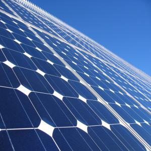 Panneaux solaire photovoltaïques - energie renouvelable grossisste présent en france et en afrique du nord dans le domaine du matériel électrique de haute qualité mets à la vente des panneaux solaires photovoltaïque de puissance 225 watts à 260 watts avec tolérance positive à 0 /+ 10 watts de marque