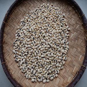 Madagascar Black Eye Beans - season 2016 - épices aromates nous sommes en pleine campagne de black eye beans de madagascar calibre-480-500/100 gr,  nettoyé à la machine.nous offrons 400 mt pour fob majunga- 870 usd/mt.--prenez contact avec nous pour d'autres informations.nous serions à votre écoute!