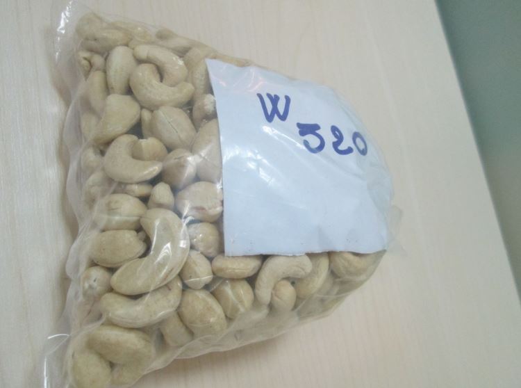 Amende anacarde w320 / w240 - fruits secs et graines grillées commodity - raw cashew kernels w320--physical form - whole kernels- 95%--purity & fineness - broken- 3 % broken kernels--origin - burkina faso--first shipment - 1 x 20 ft. container--payment terms- lc confirmé--packing details---22.679kg/vacuum bag,  1bag/box,  700 boxes/20’fcl--net weight- 22.