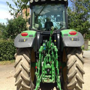 Tracteur JOHN DEERE 6115R - matériels machines a vendre cause retraite---tracteur john deere 6115r 115cv année 2012 970heures--parfait état.--boite de vitesses autoquad plus 40km/h à 1700t/mn.--pont avant suspendu--clim--pneus -av 420/70/28--ar 520/70/38--siège pneumatique,  cabine comme neuve ( vitres toujours ferm&ea