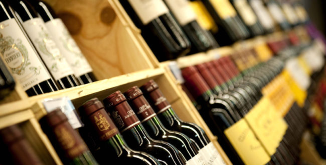 GROSSISTE/DESTOCKEUR EN VIN ET CHAMPAGNE FRANCAIS - boisson alcoolisée nous sommes grossiste et destockeur  en vin de toutes les régions de françe et champagne. des arrivages permanents de lots en destockage de producteurs récoltants , large gamme en petits crus jusqu' au grand crus nous sommes aussi distributeurs exclusifs de domaines que nous avon