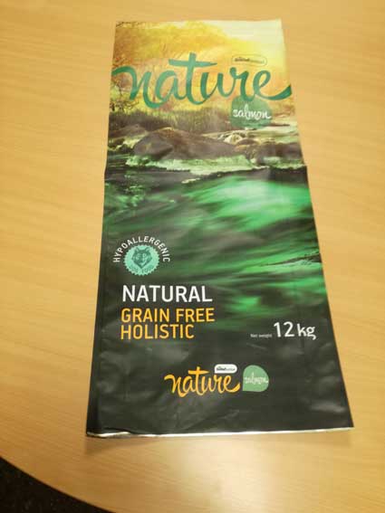 Gamme d'aliments pour CHIEN et CHATS - aliments pour animaux a wide range of extruded pet food for dogs and cats,  mainly in the specialist channel. --our super premium products have been in the market over 20 years,  and top international breeders feed their pets with satisfaction--our complete range of products is aimed to specialized shops and veterinarian c