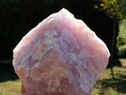 quartz rose de madagascar - pierre roche nous avons des carier de quartz rose et cristal qui se situe a madagascar et j'aimerai trouver des clients ou des partenariat (...) suite----- quantité -million de tonne--annonceur de  madagascar