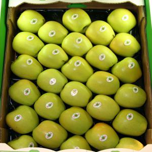 Pomme golden delicious origin Pologne - fruits et légumes les fruits pomme golden delicious sont de taille 60.70.80 + avec toute forme de cône,  légèrement côtelée,  principalement dans la partie supérieure. la peau est sèche,  légèrement brillant,  jaune-verdâtre,  parfois avec une rougeur du s