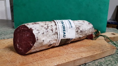 Saucisson de Taureau Raço Di Bioù 50% - viandes et oeufs poids- env. 280 gr. ingrédients - maigre de taureau raço di bioù,  maigre et gras de porc,  lactissec,  vin,  sel,  poivre,  herbes de provence,  muscade,  boyau naturel.