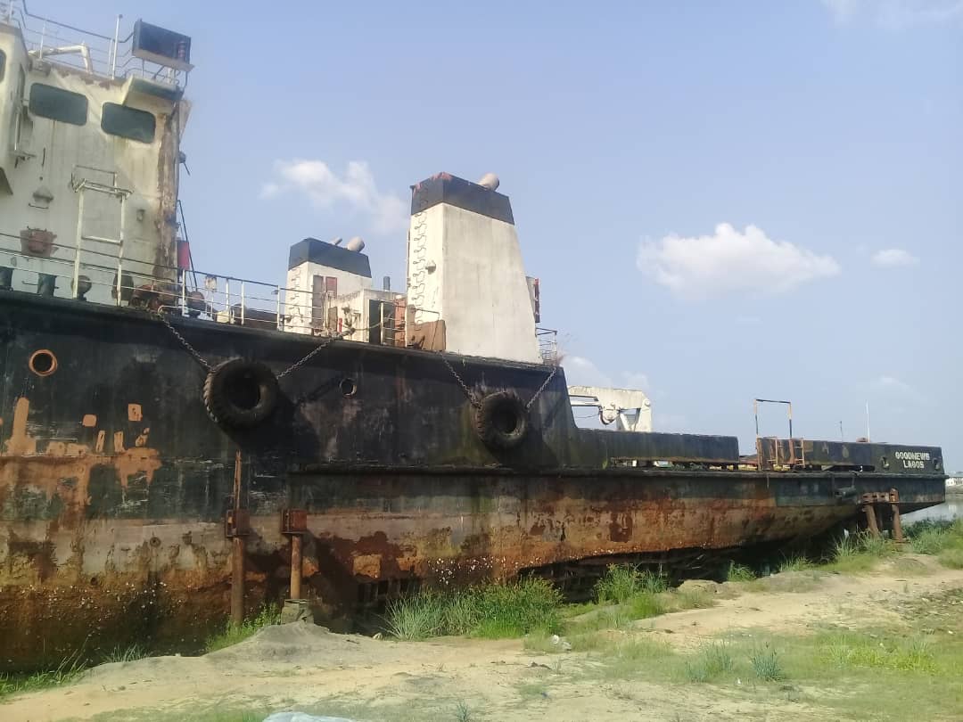 Vente d'un bateau et des vieux engins mécanique d - métaux dans le cadre de l'assernissement d'un port et de l'environnement, il est mise en vente un vieux bateau et des engins de btp(perles mécanique, libeuneuse, remorqueur etc...)le bateau est long de 63mètres plus avec une largeur de 24mètresplus et pèse plus de 1600tonnes.les ph