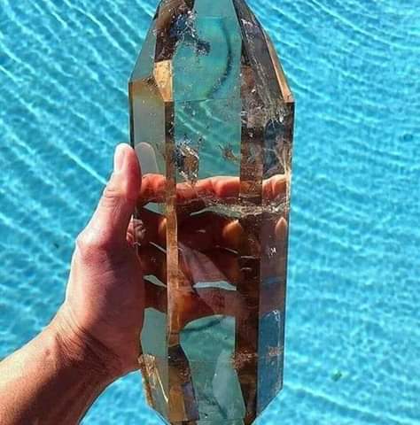 Smoked cristal in Antananarivo - stone rock it's a smoked cristal which is in antananarivo,  it's about 55kg and we can have more. all papers are okey and i am looking for customers