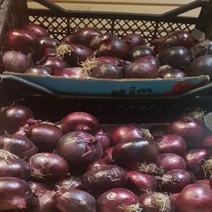 A Quality Red and White Onion  - fruits and vegetables a quality red and white onion with remarkable prices.we have all certificates for export and import.--0 .6 usd/1 kg