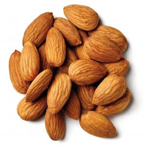 noix d'amande - fruits secs et graines grillées les amandes regorgent de vitamines,  de minéraux,  de protéines et de fibres et sont associées à de nombreux avantages pour la santé. une poignée d’amandes - environ 1 once - contient un huitième de nos besoins quotidiens en protéines