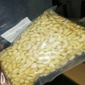 AMANDES DE CAJOU BLANCHE ET ROTIES - fruits secs et graines grillées nous recherchons des clients pour la vente des amandes de cajou blanche et roties.--nous avons un stock tres important allant jusqu'à 1500tonnes au bénin.--