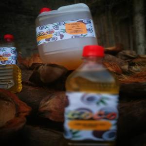 Huile de noix de coco Bio - huiles nous sommes une petite association togolaise spécialisé dans la fabrication de l' huile de noix de coco bio, sans addictif....produit bio 100%togolais. fabriqué a base de noix de coco ,  la marque déposée se veut coco ,  coco est disponible en' bidons de 1l à 2