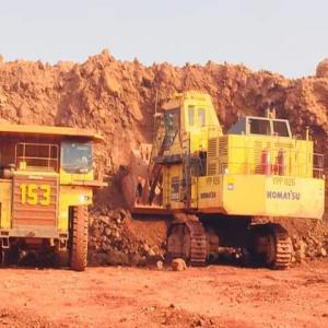 Bauxite de Guinée - mine terrain concession produit- bauxite--propriétés chimiques / physiques--al. 203 .. (aluminium).… ..44% minimum--sio2. . (. silicium) …… ....3% maximum--fe 203 ..... (fer). ..............25% maximum--humidité …… ...................10% maximum--titane ……..................... .. 4% maximum--physique …