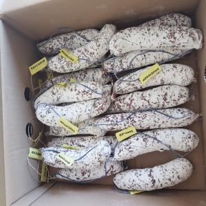 Saucisson made in Haute Savoie !! - viandes et oeufs bonjour,  je suis grossiste en saucisson. je travail principalement avec des personnes qui font des marchés un peu partout en france.--les saucissons sont made in haute savoie fabriqué par l’intermédiaire d’un boucher charcutier situé là-bas,  avec sa compagne qui no