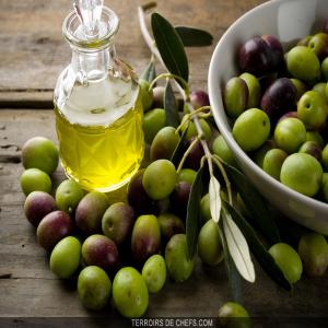 HUILE D OLIVE EN VRAC  - huiles nous somme des producteurs de huile d olive extra vierge d une qualité très parfaites a la norme international spécialement nous somme une société totalement exportatrice premièrement huile d olive en vrac n hésitez pas a nous contacter la performance