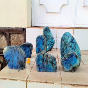 LABRADORITE - pierre roche je suis à la recherche d'un partenaire ou un client qui sont intéressés par des pierres industrielles ---labradorite,  quartz rose...... de toute forme et en grande quantité en provenance de madagascar--nous travaillons sur commande et à récupérer sur 