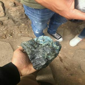 labradorite - pierre roche vente / labradorite--couleur - reflet noir ,  bleu ,  vert--poids - 15 tonnes ( de 1kg à 80kg )--lieu - antananarivo / madagascar--prix - 1, 3 euro / kilos--