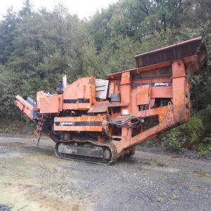 Groupe mobile NORDBERG de concassage LT100 - matériels machines groupe mobile de concassage metso type lt100 de 2004,  13 000 h,  actuellement en échange moteur standard,  l ensemble en parfait état au prix départ de notre parc 76 000 € chargé sur porte char