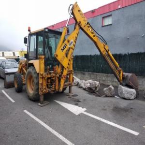 vend tractopelle - matériels machines tractopelle massey ferguson 50 hx deep dig (modèle avec bras télescopique) de 1989 avec 2250 heures et 2 godets arrières supplémentaires (70 cm monté,  60 cm et 45 cm). pour un prix de 10000 € ht à débattre --contact par mail de préférenc