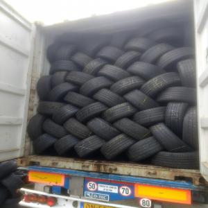 Vente  Pneu de camion et de voitures et Pieces-Au - autres nous vendons des pneus occasion pour afrique á 2, 5 euro de  3mm  avec des pneus de camion pour afrique á 15euro.--nous vendons aussi des pieces detachées de voiture et aussi des moteurs.--toutes sortes de bazars