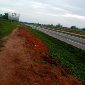 PARCELLE A VENDRE - mine terrain concession parcelle a vendre a 3 km de yamoussoukro  ( côte d'ivoire)--nous vendons une belle parcelle de 6ha 84 are en bordure de l'autoroute,  du site ,  vous voyez la ville de yakro,  une belle opportunité pour les opérateurs économiques,  les grands investisseurs,  le site est id&eacu