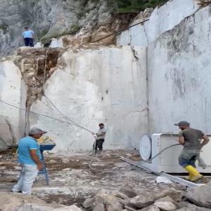 EXTRACTEUR DE MARBRE  - pierre roche exploitant et extracteur de marbre en albanie,  recherchons partenaire commercial pour l'export. --nous avons les capacités de fournir de très grosse quantité et de manière régulière. ( marbre blanc,  noir,  rose ) --n'hesitez pas à nous contacter pour t