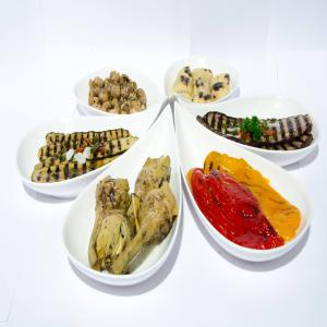 Antipasti, légumes grillés, anchois marines - conserve semi conserve nous sommes fabricant de conserves de légumes grillés (artichauts grillés,  aubergines,  poivrons grillés) en bocaux ou conserves de 200gr à 3 kg. et aussi fabricant de semi-conserve d'anchois marinés et poulpes marinés en seaux plastique de 200gr,  500g