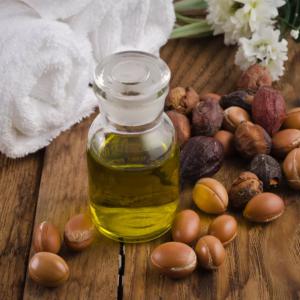 Huile d'argan  - huiles  je vends l'huile d'argan ou l'huile d'argane est une huile végétale produite à partir des fruits de l'arganier et riche en vitamine a,  vitamine e,  en antioxydants et en acides gras essentiels. cette huile est produite depuis des siècles par les femmes berbères de 