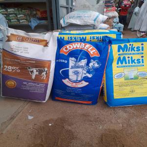 Recherche fournisseur de lait cowbell 28% - lait et produits laitiers bonjour,  nous sommes une jeune entreprise implantée au cameroun et nous sommes spécialisée dans la distribution des produits laitiers.--nous sommes à la recherche d'un fournisseur des marques de lait global et cowbell (mikki) 28% en conditionnement de sacs de 25 kg.--merc