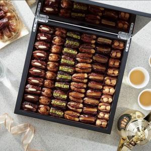 Dattes fourrées  - patisserie avec soin et d'amour noore à le plaisir de partagé avec vous le bonheur gustative de nos dattes fourrés avec une large gamme de gout et saveur pour féter et célébré vos meilleurs moments ou pour un simple désire  satisfaire ,  en attendant vos c