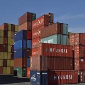 Diverse grandeurs de containers - transport transit logistique notre petite entreprise vend et transforme les containers maritimes et bungalow.--nous sommes équipé d'un atelier ou nos produits sont construit a mesure des commandes entrantes.--divers produits sont déjà en vente et ont été placés dans divers pays.-