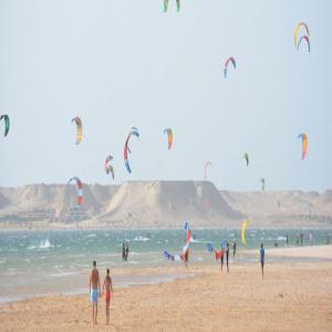 Projet touristique a La baie de Dakhla - Investissement capitaux bonjour--nous disposons d'un terrain  de 1 hectare a la baie de dakhla,  nous cherchons,  partenaire investisseur,  pour la réalisation d'un projet touristique a cet endroit magnifique.  pour plus d'informations,  merci de nous contacter. ----hello--we have a plot of 1 hectare in the bay of dakhl