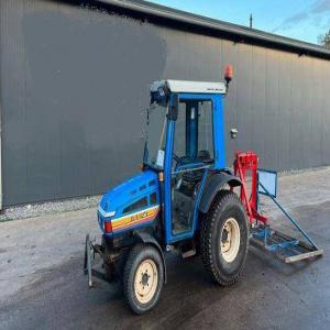 Iseki - 2924 A tracteur agricole avec raboteuse d - matériels machines spécifications techniques---en savoir plus sur iseki 2924 un tracteur agricole avec planificateur de manège--quatre roues motrices --cabine --hydraulique avant --prise de force avant --pneus à gazon (neufs) --avec planificateur de manège ------* dimensions des pneus avant