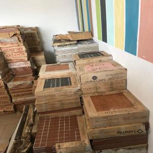 CARREAUX FIN DE SERIE D'ORIGINE ESPAGNOLE - autres bonjour --nous vous proposons un lot de carreaux en ceramques de haute qualité fin de serie soit 2500m2 avec diverses dimensions ,  du type porcelaines et grés ,  pour sols et murs de maisons ,  salons ,  douches ,  terrasses ,  salle a mangé etc...--le lot se vend pour un prix global