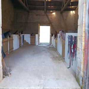 ferme équestre + 7 ha à vendre - mine terrain concession ferme équestre avec 7 ha de prairie constituée ---- une maison d'habitation  de 200 m2à rafraichir avec 4 chambres,  un salon,  salle de bain,  wc,  chauffage fioul,  grenier à aménager surface de 60 m2--- un plateau à aménager pour gite de 80m2,  possibili