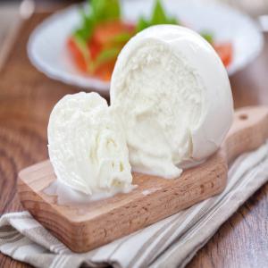 MOZZARELLA DI BUFALA CAMPANA D.O.P - lait et produits laitiers d.o.p. la mozzarella de bufflonne de campanie est souvent définie comme  la reine de la cuisine méditerranéenne ,  mais aussi comme  l'or blanc  par respect pour la finesse et les qualités gustatives du produit laitier.--nous avons la meilleure mozzarella au meilleur prix-