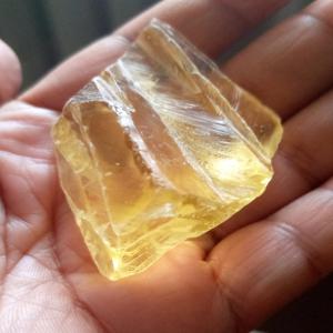 pierre calcite optique  - pierre roche je suis de madagascar je cherche des acheteurs de pierre calcite optique  jaune orange blanc en gros ou en détails 