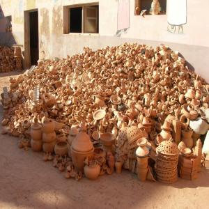 Fabrication artisanale à partir d'argile  - autres nous sommes fabricant artisans de céramique (argile terre cuite) spécialisés dans le domaine de production produits traditionnel en terre cuite pour la cuisine -tagines,  casseroles,  marmites,  cocottes et pour le ménage de table - saladiers,  plats,  plateaux,  …--déco