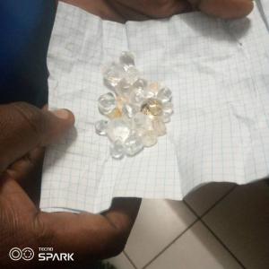 Diamant disponible  - pierre roche 290carats disponible à la frontière du congo et cabinda (village nzassi),  l'acheteur vient sur place ou son représentant.pour toutes informations supplémentaires veuillez prendre contact.--merci--pas de plaisantins s'il vous plaît .