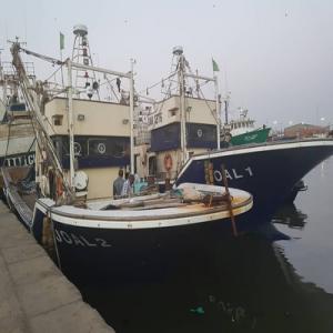 Vente de 2 bateaux de pêche - equipement maritime nous vendons 2 bateaux de peche --année 2017,  --peuvent prendre 25 tonnes de poisson par bateaux.--visite technique ok--licence sénégalaise jusqu'à 6 mois --18m de longueur hors tout --largeur 5 m --creux 1, 67 m--jauge brute 18tjb --moteur - kisung marine co ltd - 650 cv 