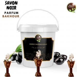 SAVON NOIR PARFUM BAKHOUR - publicité-nouveaux produits le bakhour,  ou bakhoor,  est un mélange traditionnel d'abord de bois de oud (agarwood),  puis de résines,  d'épices et d'huiles essentielles. la note de bakhour d'arabie est marquée par un riche arôme boisé,  principalement en raison de la présence du bois