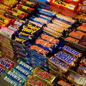 SNICKERS, KIT KAT, MALTEASERS, BOUNTY, NUTELLA  - produits sucrés snickers 50g chocolate bar - 40 pcs in carton--snickers 49g hazelnut bar - 32 pcs in carton--bounty 57g chocolate bar  - 24 pcs in carton--kinder 23, 5g country bar - 40 pcs in carton--kinder 43g bueno bar - 30 pcs in carton--kit kat 42g chunky peanut butter chocolate bar - 36 pcs in carton--kit kat 