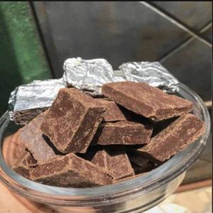 Chocolat noir brut  - produits sucrés nous sommes une petite entreprise en ligne qui fournissons du chocolat noir brut en gros et en détail à des prix intéressant détail la boîte de 10 a 500f et en gros 100 carreaux à 3000f veuillez nous contacter pour plus d’info 