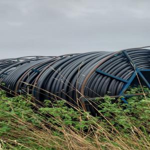 Bobines de tuyau d'irrigation en polyethylene. - autres --longueur 800m. résistant à de très hautes temperatures,  perçage tous les dix métres. ideal pour maraichage. disponible 35 km.